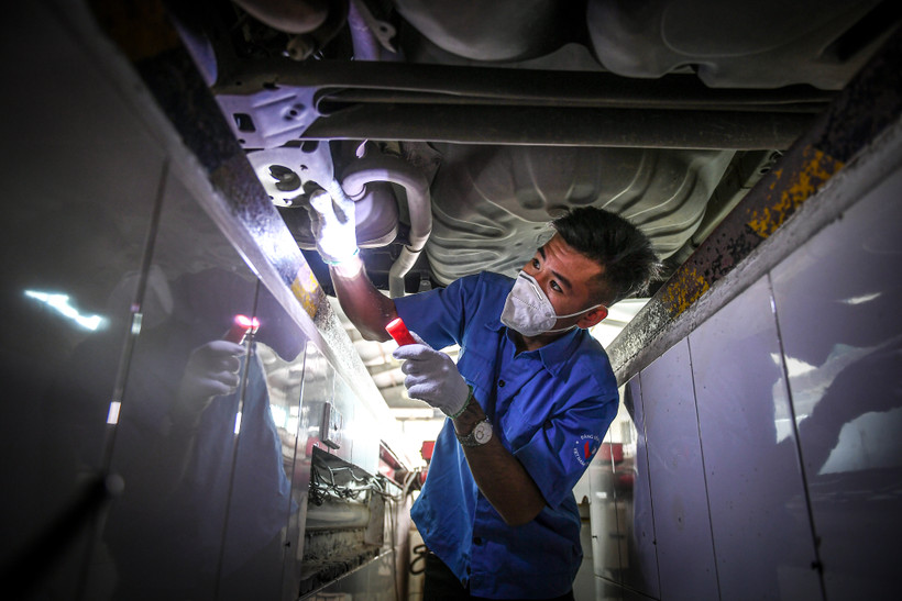 Đăng kiểm viên tiến hành kiểm tra xe tại Trung tâm đăng kiểm 29-03S.