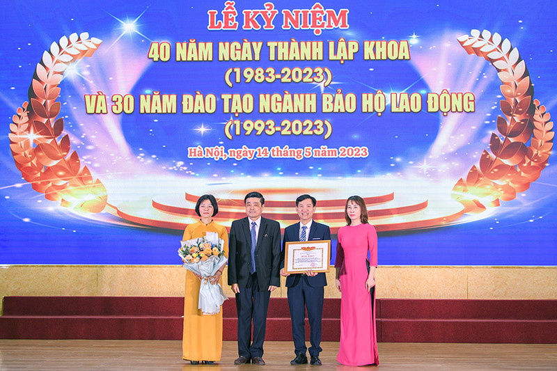 Đại diện Khoa An toàn Lao động và Sức khỏe nghề nghiệp nhận bằng khen của Bộ trưởng Bộ trưởng Lao động Thương binh và Xã hội.