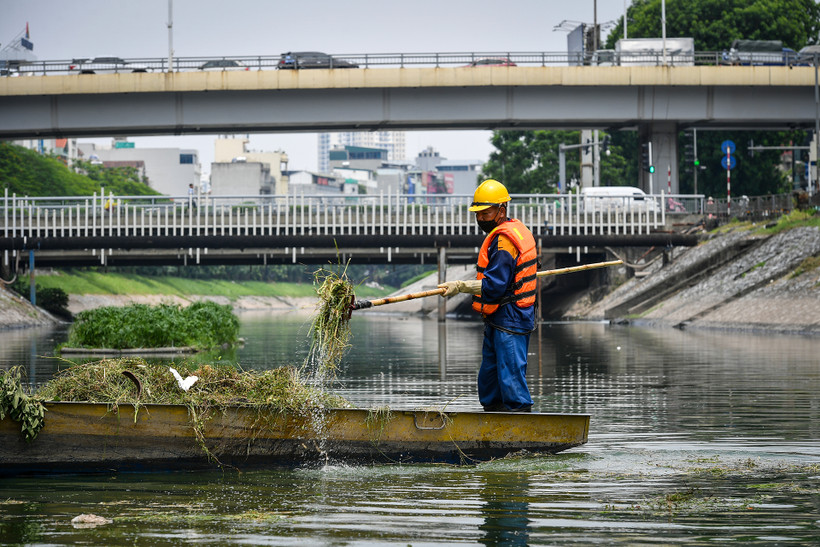Trong dịp Tết Nguyên đán Giáp Thìn 2024, gần 2.000 cán bộ, công nhân viên Công ty TNHH Một thành viên Thoát nước Hà Nội đã ứng trực, bảo đảm vệ sinh môi trường và mỹ quan đô thị. (Ảnh: Thành Đạt)