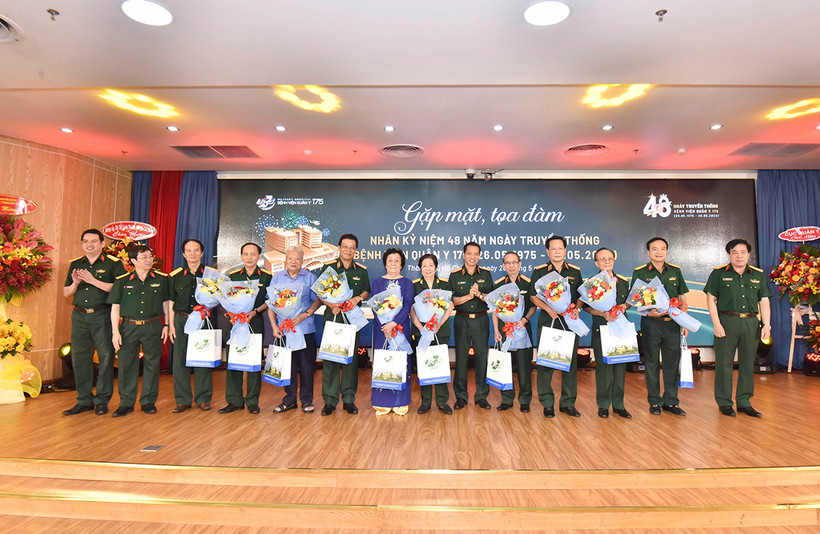 Ban Giám đốc và tập thể cán bộ nhân viên của bệnh viện Quân y 175 tri ân các đồng chí nguyên lãnh đạo, chỉ huy bệnh viện qua các thời kỳ.