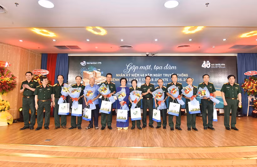 Ban Giám đốc và tập thể cán bộ nhân viên của bệnh viện Quân y 175 tri ân các đồng chí nguyên lãnh đạo, chỉ huy bệnh viện qua các thời kỳ.