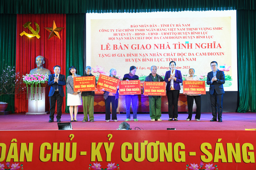[Ảnh] Báo Nhân Dân trao tặng nhà tình nghĩa cho nạn nhân chất độc da cam