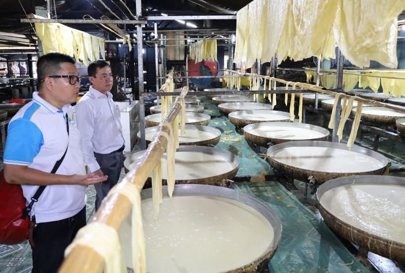 Người dân đang sản xuất tàu hũ ky tại làng nghề. (Ảnh: BÁ DŨNG) 