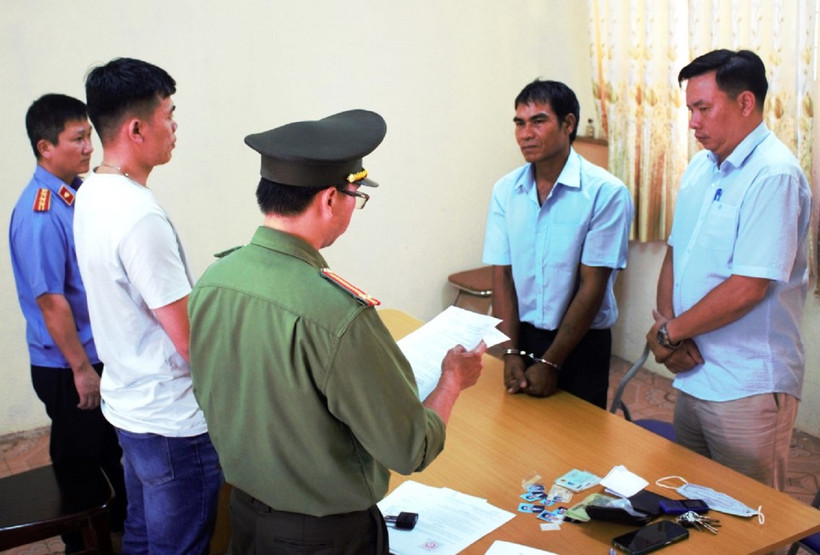 Cơ quan An ninh điều tra, Công an tỉnh Đắk Lắk thi hành lệnh bắt đối tượng Y Krếch Byă (đối tượng bị còng tay đứng thứ 2 từ bên phải qua).