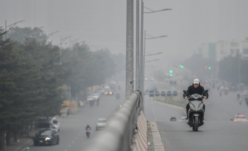 [Ảnh] Thành phố Hà Nội mù sương do ô nhiễm không khí ngày cuối năm