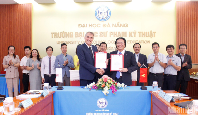 Trung tâm Hướng nghiệp Pháp ngữ (CEF) thuộc Tổ chức Đại học Pháp ngữ (AUF) được đặt tại Trường Đại học Sư phạm Kỹ thuật Đà Nẵng (Đại học Đà Nẵng).