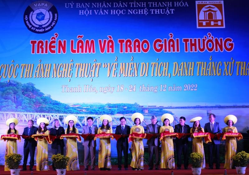 Lễ cắt băng khai trương triển lãm ảnh nghệ thuật “Về miền Di tích, danh thắng xứ Thanh”.