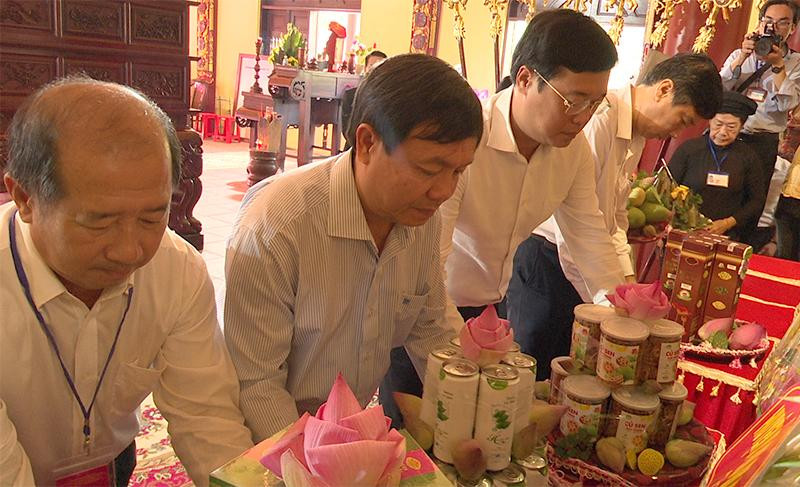 Ủy viên Trung ương Đảng, Bí thư Tỉnh ủy Đồng Tháp Lê Quốc Phong và các đồng chí lãnh đạo tỉnh dâng lễ vật viếng Thiên hộ Dương, Đốc binh Kiều. (Ảnh: HỮU NGHĨA)