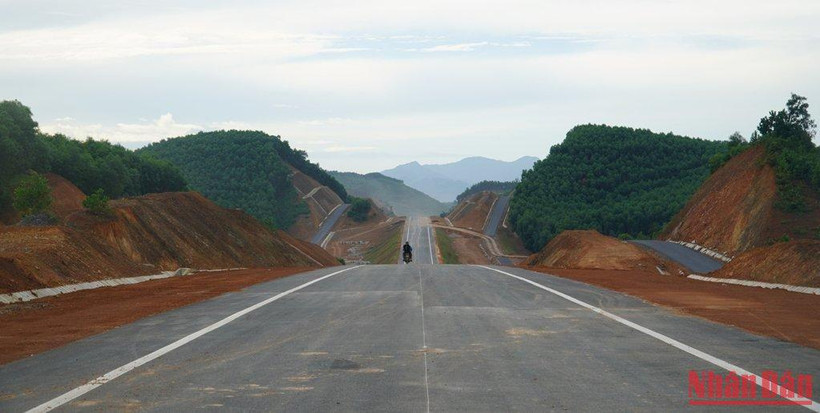 Dự án cao tốc Cam Lộ-La Sơn đoạn qua tỉnh Thừa Thiên Huế cơ bản đã hoàn thành hơn 94%.