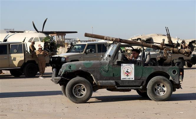 Binh sĩ thuộc quân đội Chính phủ Thống nhất Quốc gia Libya (GNU) gác gần khu vực sân bay quốc tế Tripoli, Libya, ngày 25/7/2022. (Ảnh: AFP/TTXVN)
