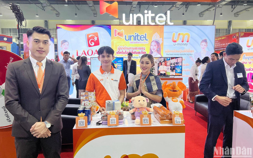 Nhân viên Công ty Star Telecom tại Lào. (Ảnh: Trịnh Dũng)