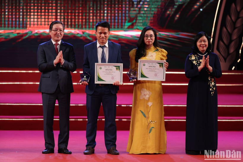 Nhóm tác giả Trần Văn Quang, Nguyễn Thị Quỳnh, phóng viên Báo Nông thôn ngày nay/điện tử Dân Việt nhận giải Nhất Giải báo chí toàn quốc về nông nghiệp, nông dân, nông thôn Việt Nam năm 2023.
