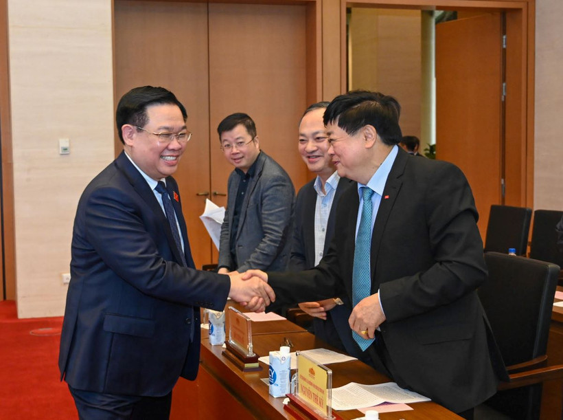 Chủ tịch Quốc hội Vương Đình Huệ với các đại biểu dự buổi lễ. 