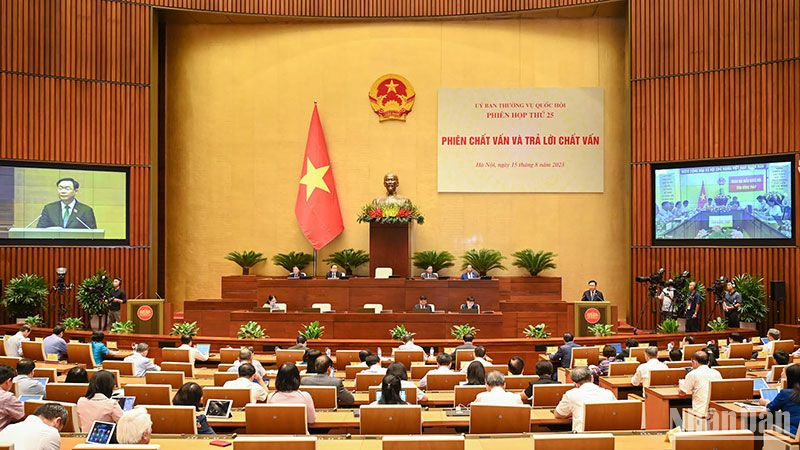 Phiên chất vấn và trả lời chất vấn được tổ chức tại phòng họp Diên Hồng - Nhà Quốc hội và kết nối trực tuyến với 62 Đoàn đại biểu Quốc hội tại các tỉnh, thành phố.