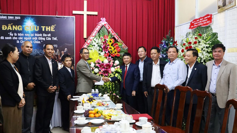 Đoàn công tác của Tỉnh ủy, Hội đồng nhân dân, Ủy ban nhân dân, Ủy ban Mặt trận Tổ quốc Việt Nam tỉnh Đắk Lắk do Phó Bí thư Thường trực Tỉnh ủy Phạm Minh Tấn làm trưởng đoàn đã đến thăm và chúc mừng Chi hội Tin lành A lê A nhân dịp Lễ Giáng sinh năm 2023. (Ảnh: Minh Huệ)
