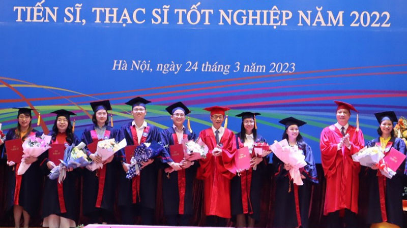 Lãnh đạo Trường đại học Sư phạm Hà Nội trao bằng cho các tân tiến sĩ.