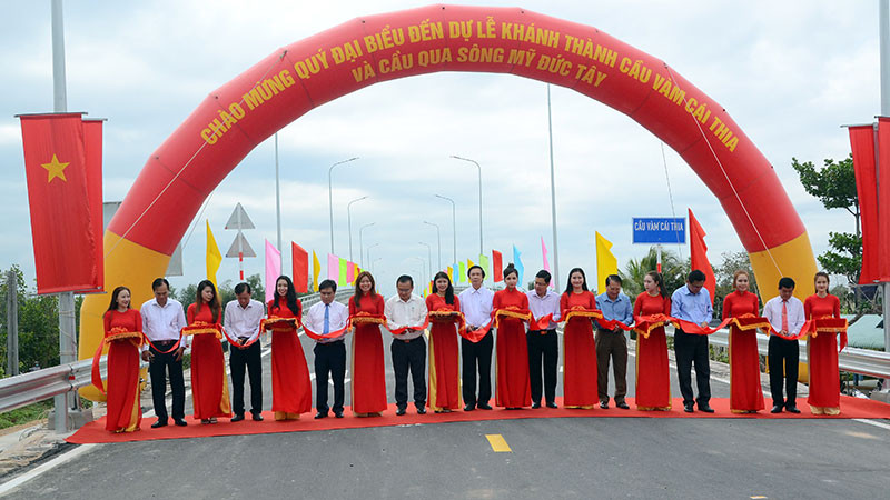 Cắt băng khánh thành cầu Vàm Cái Thia.