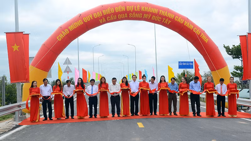 Cắt băng khánh thành cầu Vàm Cái Thia.
