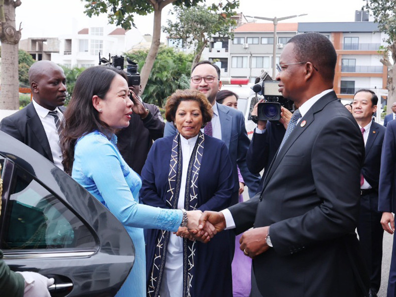 Tổng Thư ký Đảng FRELIMO Roque Silva đón Phó Chủ tịch nước Võ Thị Ánh Xuân.