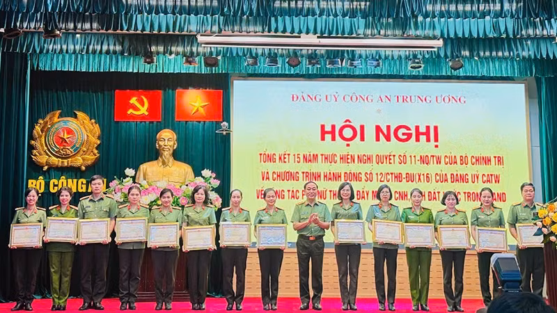 Thứ trưởng Công an Trần Quốc Tỏ trao bằng khen cho các đơn vị có thành tích xuất sắc trong công tác phụ nữ thời kỳ đẩy mạnh công nghiệp hóa, hiện đại hóa đất nước.