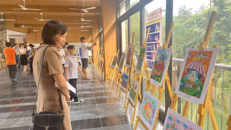 Không gian triển lãm trưng bày các tác phẩm ấn tượng.