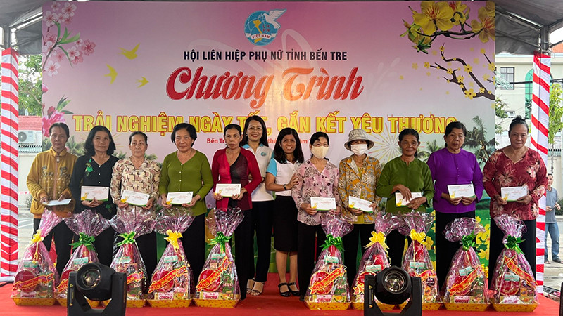 Lãnh đạo Hội Liên hiệp Phụ nữ tỉnh Bến Tre trao quà Tết cho hội viên nghèo, có hoàn cảnh khó khăn trên địa bàn thành phố Bến Tre.