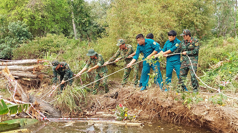 Lực lực lượng công binh tỉnh Trà Vinh tiến hành thu gom quả bom tại xã Long Vĩnh, huyện Duyên Hải.