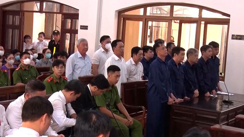 Các bị cáo tại phiên tòa ngày 26/5.