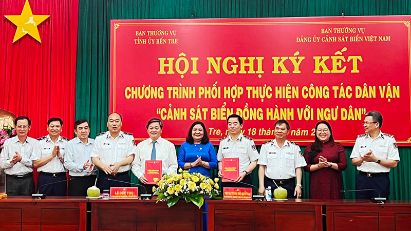 Lãnh đạo Cảnh sát biển Việt Nam và tỉnh Bến Tre ký kết chương trình hợp tác “Cảnh sát biển đồng hành cùng ngư dân”.
