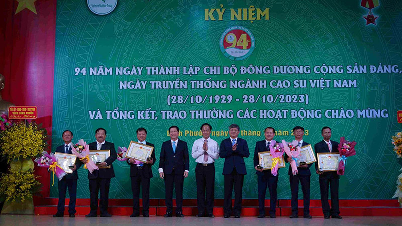 Trao bằng khen các cá nhân đạt giải "Phú Riềng Đỏ" năm 2023.