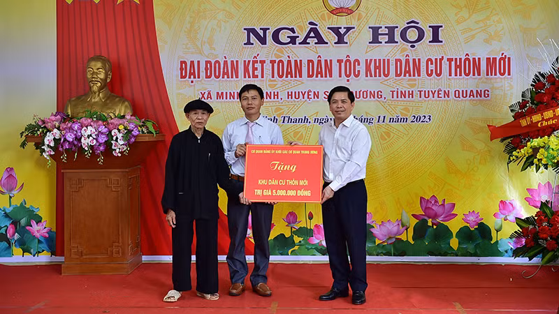 Đồng chí Nguyễn Văn Thể, Ủy viên Trung ương Đảng, Bí thư Đảng ủy Khối các cơ quan Trung ương trao quà tặng nhân dân thôn Mới.