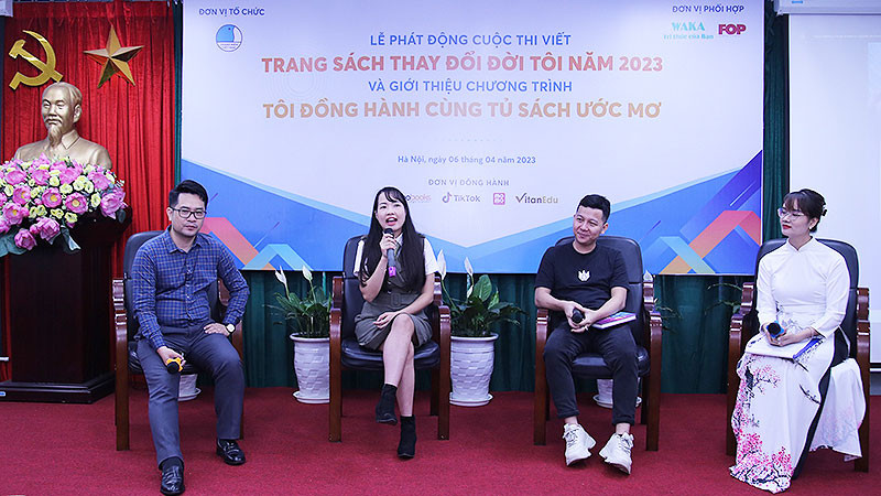 Các diễn giả chia sẻ thông tin tại Tọa đàm “Tri thức thời công nghệ số - Đón đầu xu hướng nghề nghiệp tương lai” trong khuôn khổ buổi lễ.
