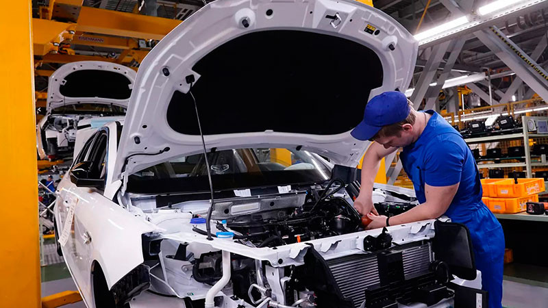 Số lượng xe hơi sản xuất tại Nga năm 2022 giảm 67% so mức của năm 2021. (Ảnh: motor.ru)