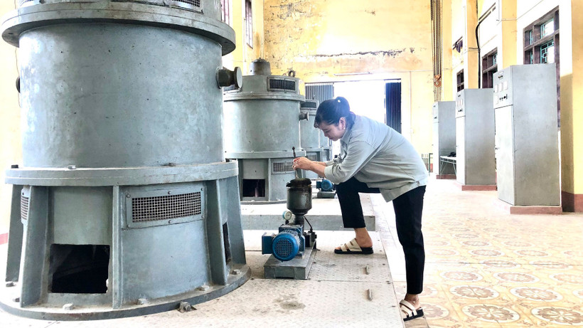 Công nhân Xí nghiệp Thủy nông Kim Bảng kiểm tra thiết bị.
