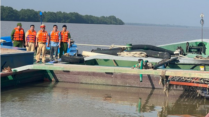Các phương tiện bị lực lượng chức năng bắt giữ khi vận chuyển cát trái phép.