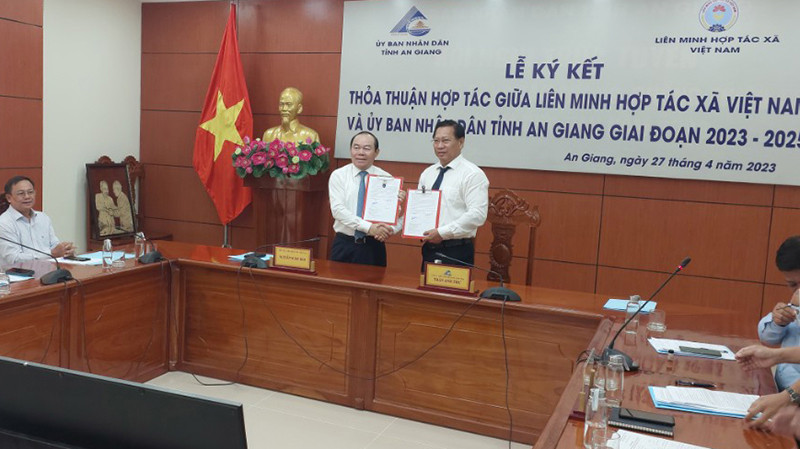 Quang cảnh lễ ký kết.