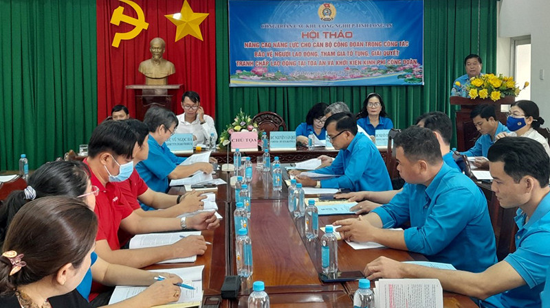 Quang cảnh hội thảo nâng cao năng lực cho cán bộ công đoàn trong công tác bảo vệ người lao động tại Long An. 