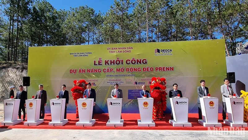 Các đại biểu thực hiện nghi thức khởi công dự án nâng cấp, mở rộng đèo Prenn.