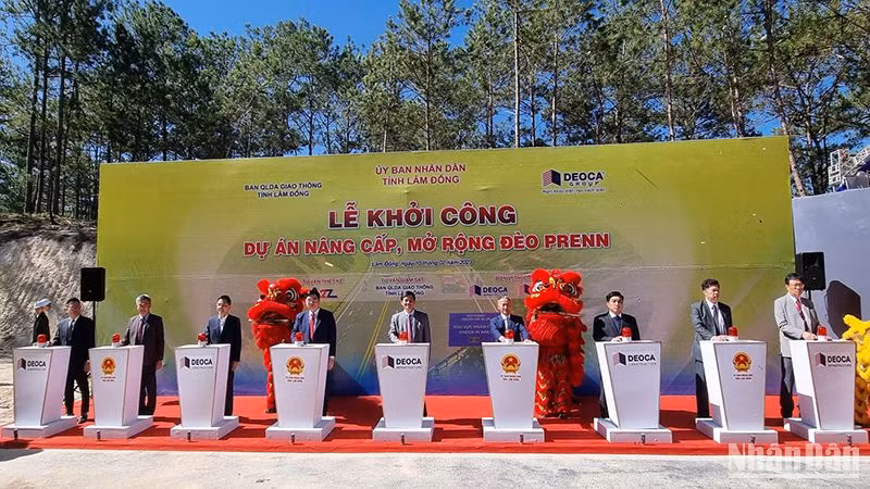 Các đại biểu thực hiện nghi thức khởi công dự án nâng cấp, mở rộng đèo Prenn.