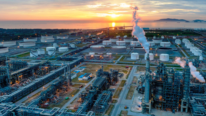 Bình minh trên Khu liên hợp Lọc hóa dầu.