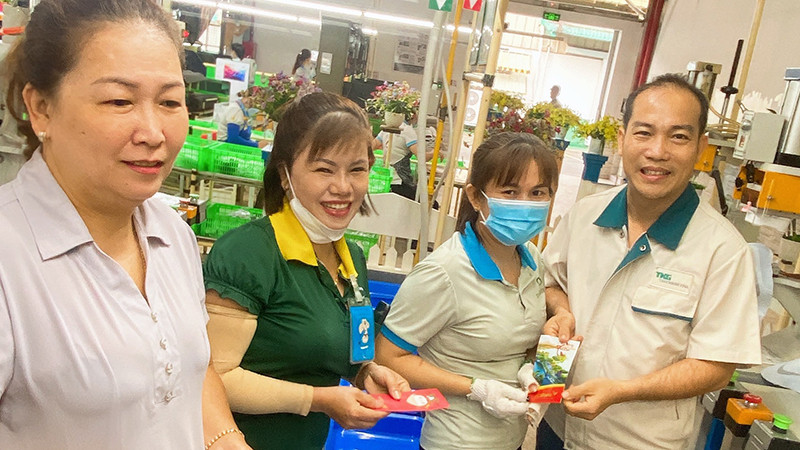 Công đoàn Công ty Cổ phần Taekwang Vina lì xì cho người lao động trong ngày làm việc đầu tiên sau đợt nghỉ Tết.