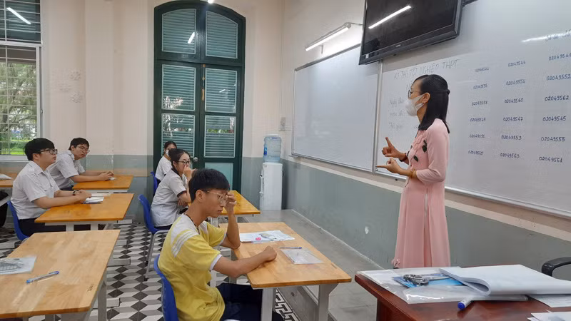 Cán bộ coi thi phổ biến lại quy chế thi cho các thí sinh trước khi vào thi mỗi môn.