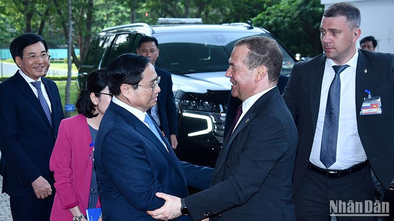 Thủ tướng Phạm Minh Chính đón Chủ tịch Đảng Nước Nga Thống nhất, Phó Chủ tịch Hội đồng An ninh Liên bang Nga Dmitry Medvedev.