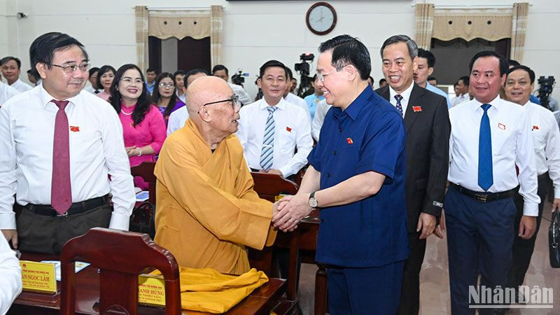 Chủ tịch Quốc hội Vương Đình Huệ với các đại biểu dự kỳ họp.