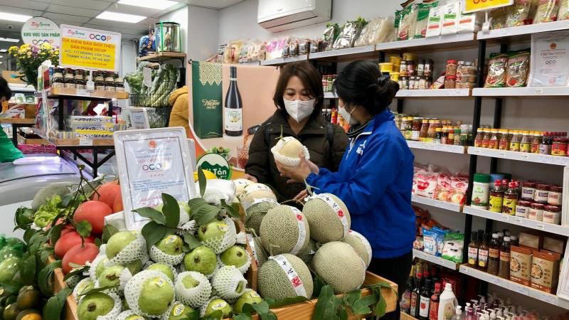 Người tiêu dùng mua sắm tại Điểm giới thiệu và bán sản phẩm OCOP của Công ty Trách nhiệm hữu hạn thực phẩm sạch BigGreen Việt Nam. (Ảnh: Nguyễn Trang)