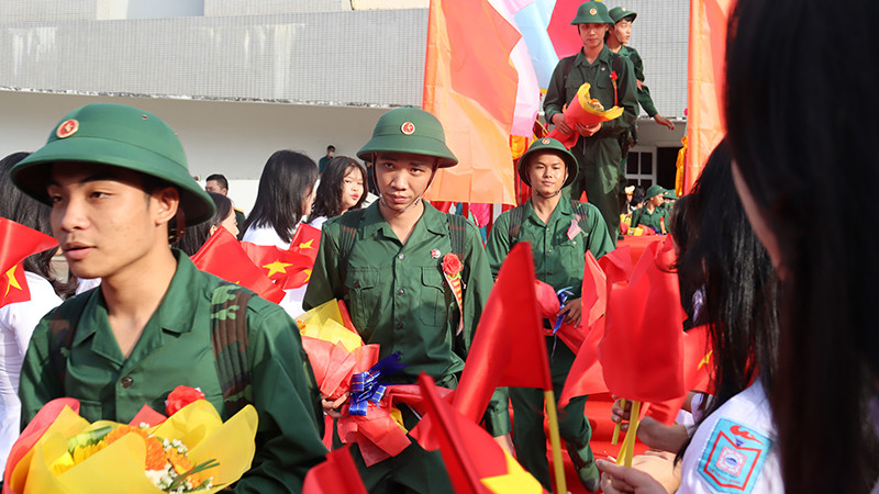 Thanh niên Quảng Ngãi hăng hái lên đường nhập ngũ năm 2023. (Ảnh: minh họa)
