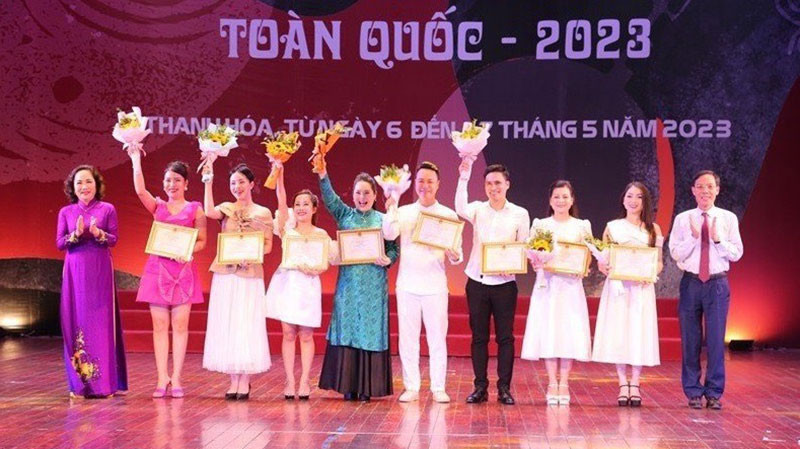 Trao giải các diễn viên tại cuộc thi.