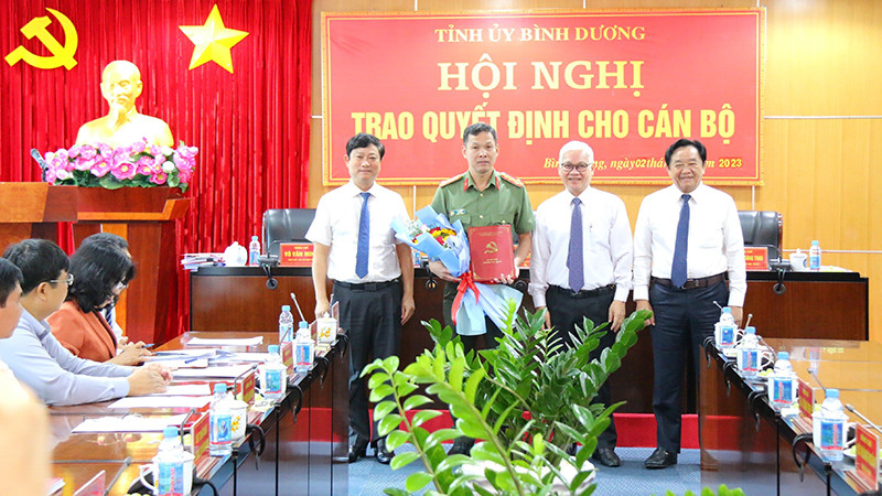 Thường trực Tỉnh ủy Bình Dương trao tặng hoa chúc mừng Bí thư Đảng ủy Công an tỉnh Bình Dương.