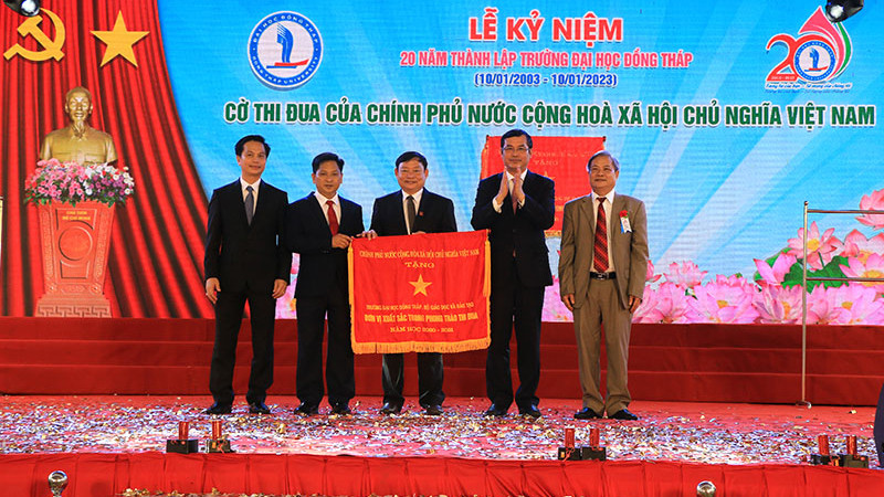 Trường đại học Đồng Tháp đón nhận Cờ thi đua của Thủ tướng Chính phủ.