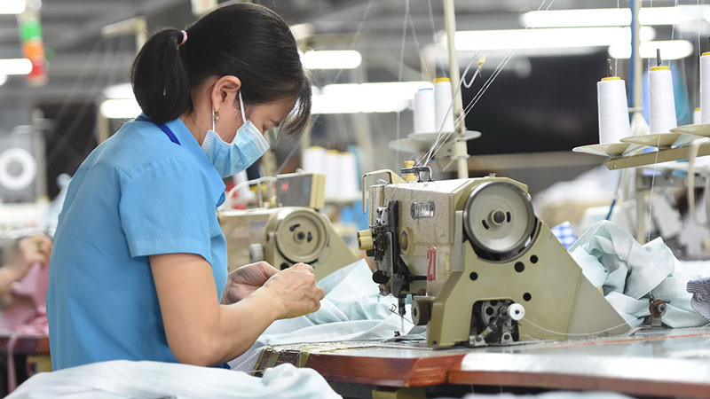 Công nhân trở lại làm việc sau đợt nghỉ Tết tại một doanh nghiệp ở khu công nghiệp Sông Mây, tỉnh Đồng Nai.